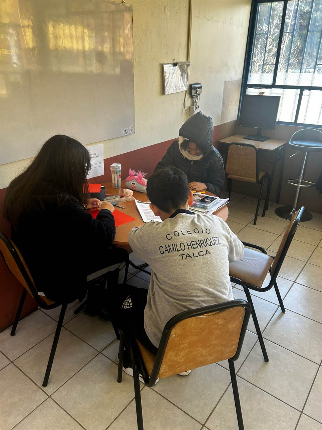 Estudiantes colaborando durante el día temático